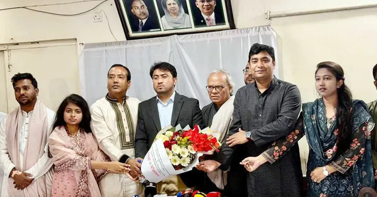 জিতুকে ফুল দিয়ে বরণ করে নিয়েছেন ছাত্রদলের সভাপতি-সেক্রেটারি ও রুহুল কবির রিজভী